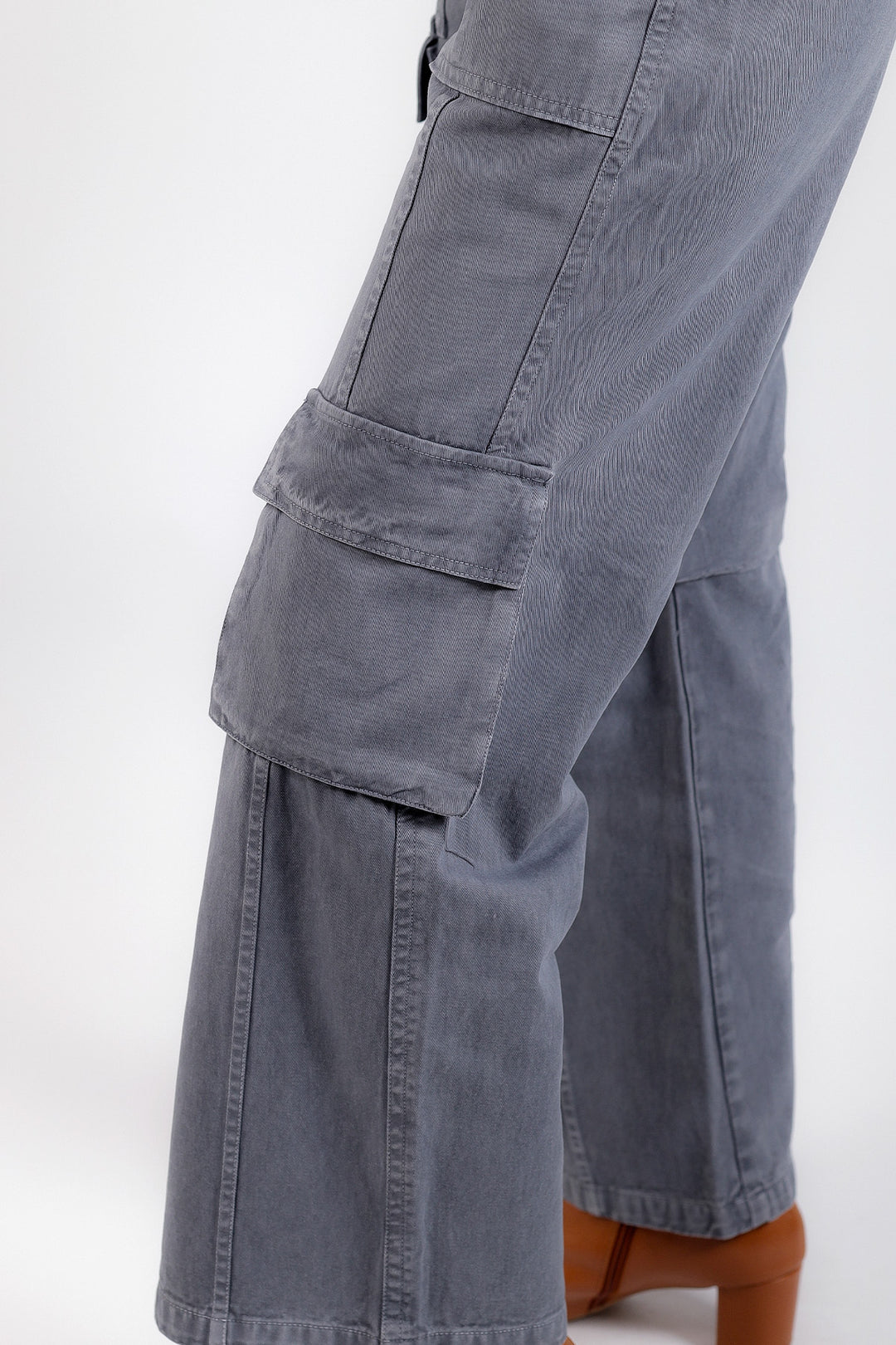 High-Rise Cargo Jeans - Grey
