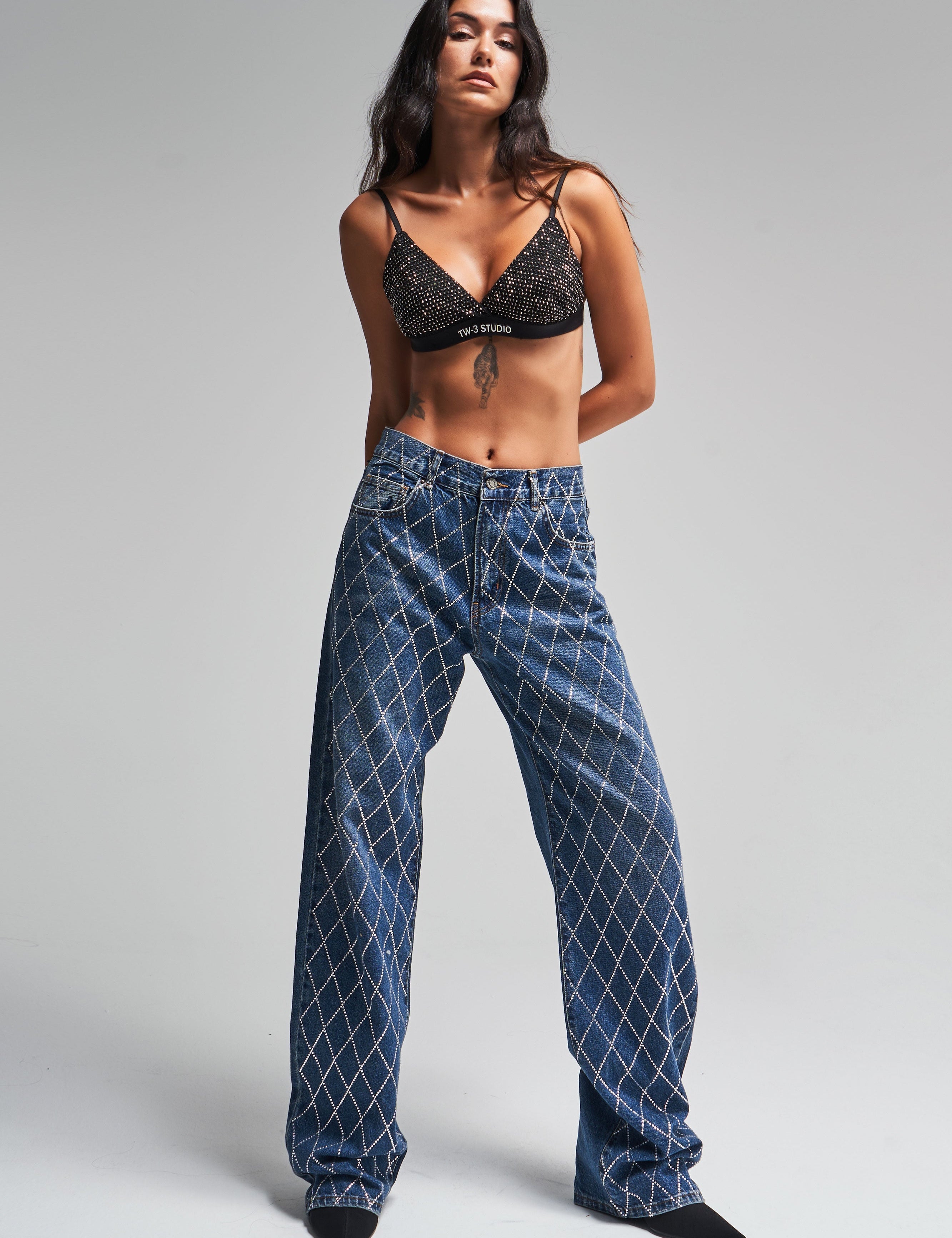 kadin-koyu-mavi-renk-loose-fit-onu-parlak-tasli-tasarim-denim-17445.jpg