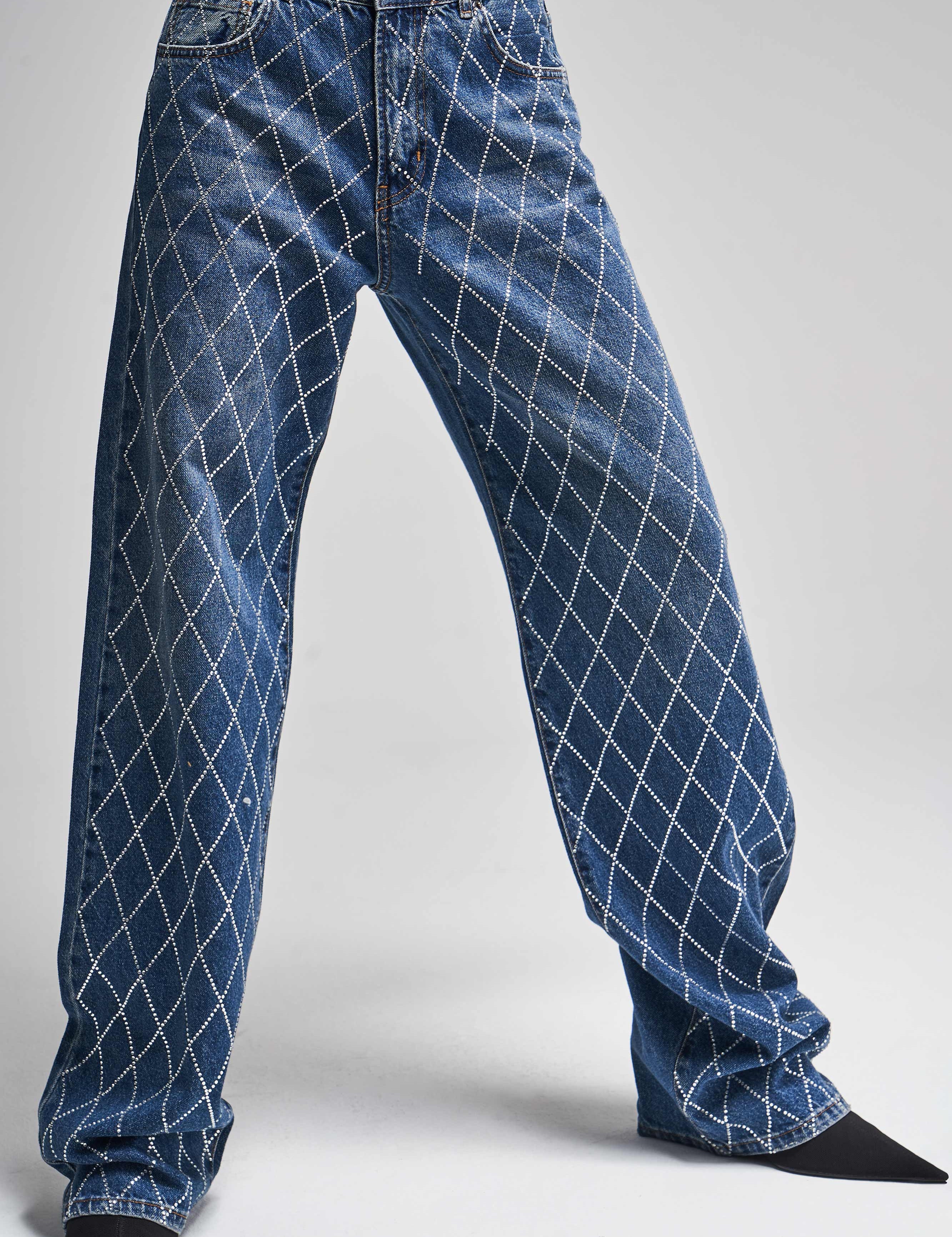 kadin-koyu-mavi-renk-loose-fit-onu-parlak-tasli-tasarim-denim-17447.jpg